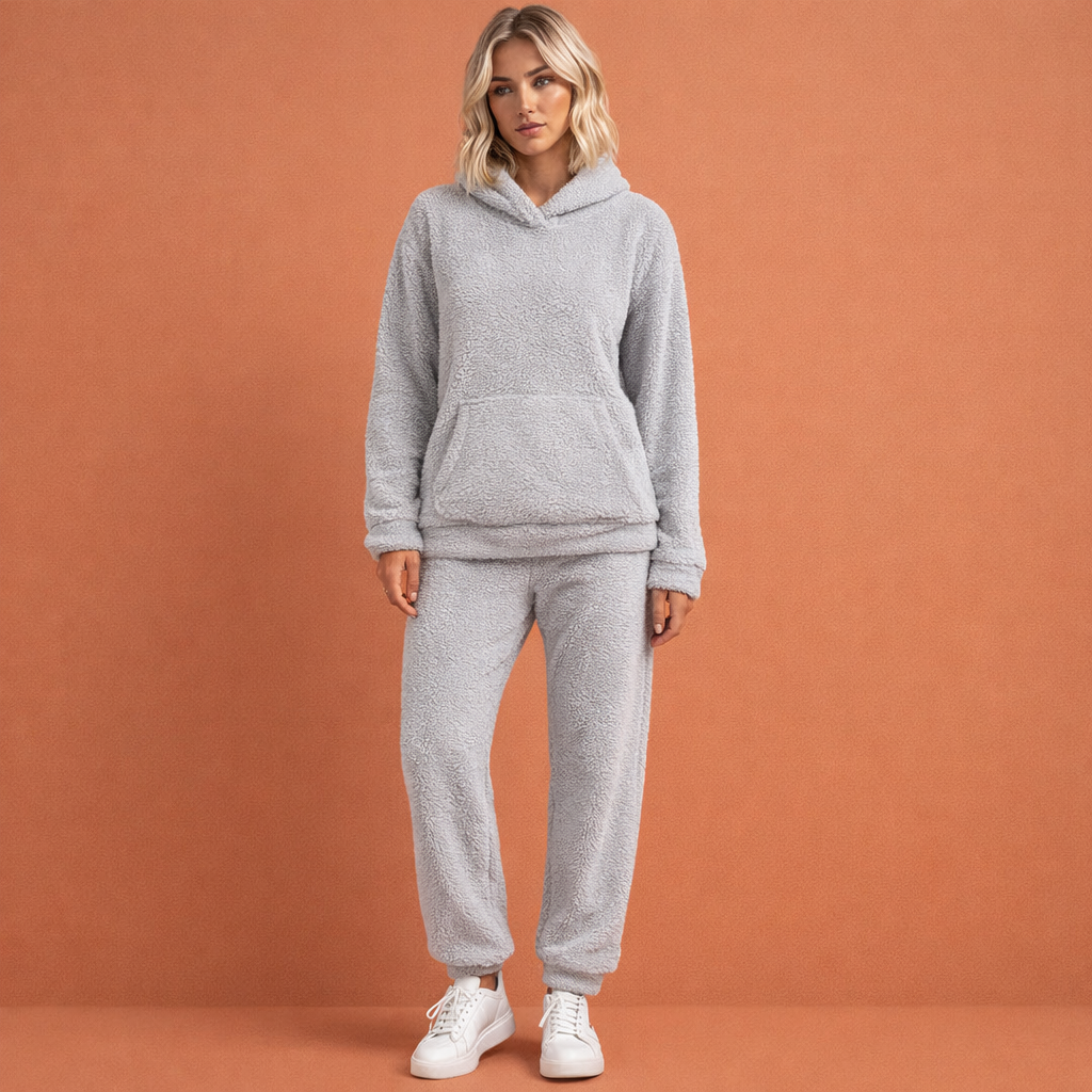 Comfortable two-piece loungewear set for women with hood | Carolijn