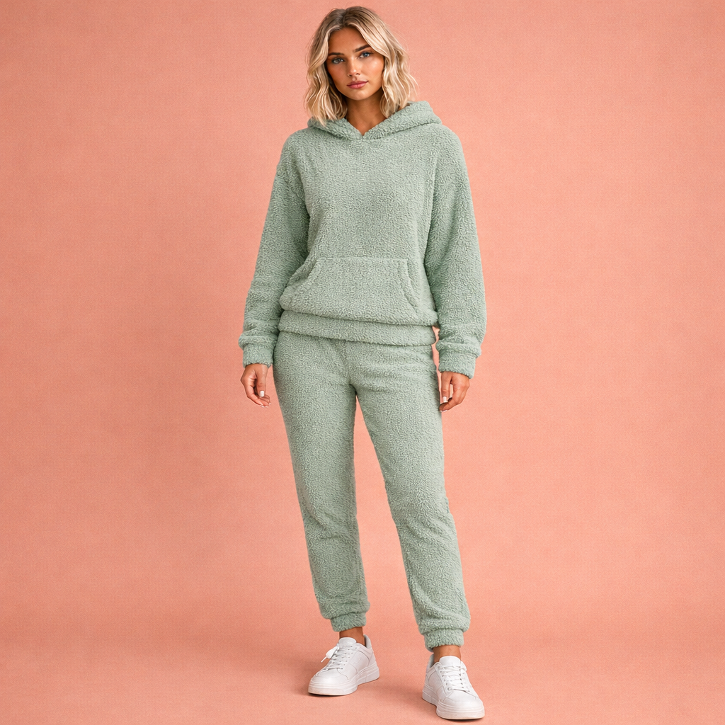 Comfortable two-piece loungewear set for women with hood | Carolijn