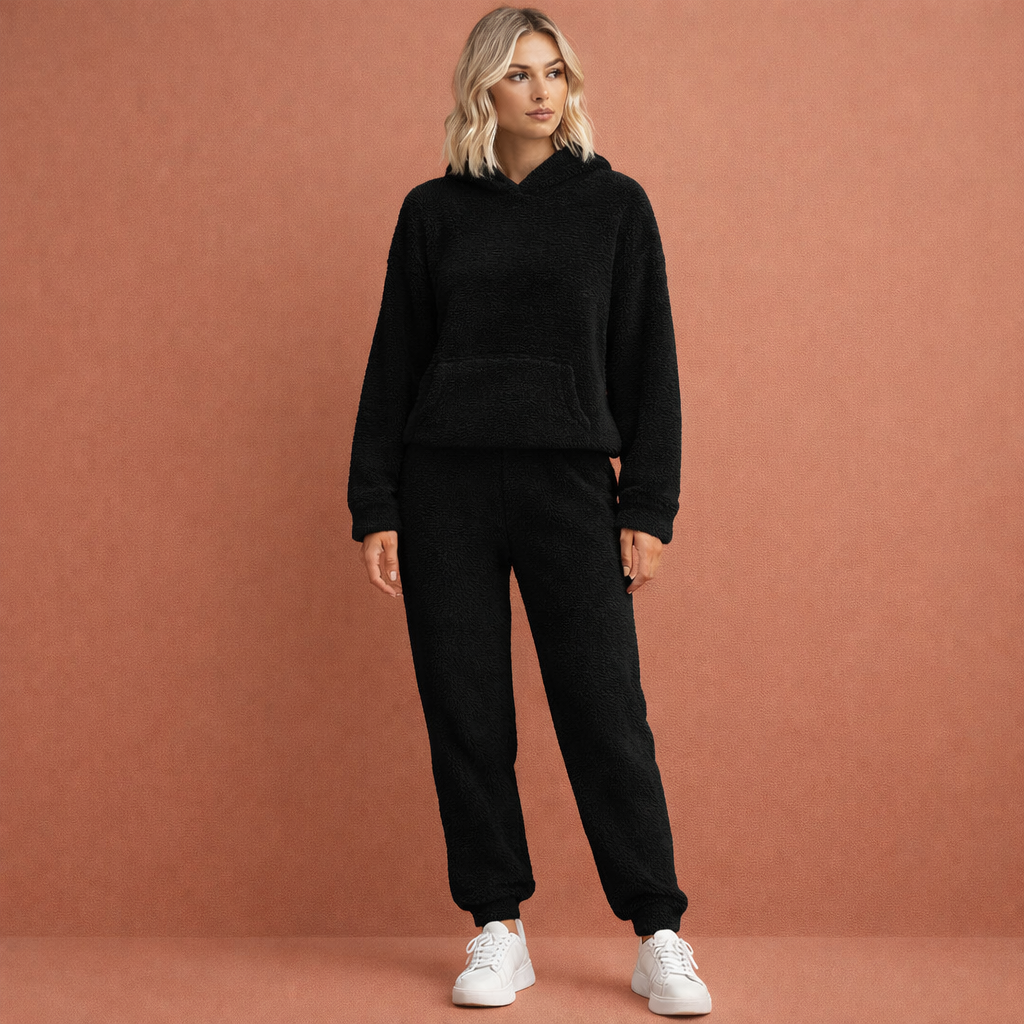 Comfortable two-piece loungewear set for women with hood | Carolijn